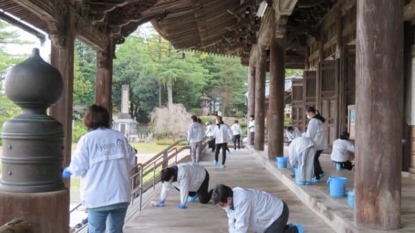 写真：地域清掃活動の様子